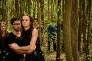 Die Beziehung, die Hunter (Max Ehrich, l.) und Norrie (Mackenzie Lintz, r.) in der Parallelwelt aufgebaut haben, bringt schließlich auch in der Realität alles durcheinander ...