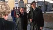 Don Matteo (Terence Hill, r.) redet beschwichtigend auf die Geiselnehmerin ein und bietet sich selbst als Ersatz für die Tochter von Maresciallo Cecchini an.