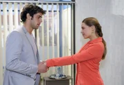 Jonas (Roy Peter Link, l.) ist emotional überfordert, als Katja (Karolina Lodyga, r.) von ihrer Schwangerschaft erzählt.