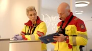 Doc Caro und Marcel lesen Patientendaten. Die Verwendung des sendungsbezogenen Materials ist nur mit dem Hinweis und Verlinkung auf RTL+ gestattet.