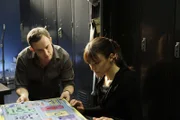 Wendy betrachtet das kriminalistische Brettspiel, das Hodges entwickelt hat und hat dabei einige Fragen an den undurchsichtigen Labortechniker.