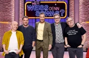 Moderator Kai Pflaume (M.) und seine Rateteam-Kapitäne Bernhard Hoëcker (l.) und Elton (r.) begrüßen in dieser Sendung den Hundetrainer, Moderator und Buchautor Martin Rütter (2.v.l.) und den Stand-up-Comedian und Schauspieler Paul Panzer (2.v.r.).