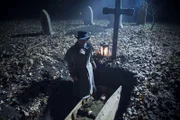 Die Leichenteile, aus denen Frankenstein (Darsteller unbekannt) sein Monster zusammensetzen will, findet der Medizinstudent auf dem Friedhof.
