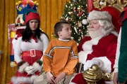 Er beschäftigt sich lieber mit seinem PEZ-Spender mit Weihnachtsmannmotiv, als dem echten Santa: Brick (Atticus Shaffer, M.) ...