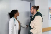 ACHTUNG SPERRFRIST! Die Veröffentlichung dieses Motives ist für alle ONLINE-MEDIEN (außer Programm-Presse) erst ab dem 15.04.2025 frei. Imani (Féréba Koné) ist bestürzt, als Johannes eingeliefert wird. Rechts Milan (Vitali Huk)