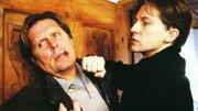 Vanessas Mann Wolfgang (Thomas Schücke, r.) hat ein Rendezvous zwischen Stefan (Sigmar Solbach) und seiner Frau beobachtet und rastet völlig aus. Er schlägt Stefan nieder und bedroht ihn...