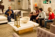 (v.li.): Gregory Harrison (Dan), Wendie Malick (Kathryn), Daniel DiMaggio (Oliver Otto), Meg Donnelly (Taylor Otto).