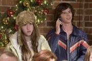 Scheinen nicht besonders begeistert, von dem Solo ihrer Mum zu sein: Axl (Atticus Shaffer, r.) und Sue (Eden Sher, l.) ...