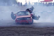 David Blaine, Sam Sam Thubane und Kayla Oliphant zeigen einen dreifachen Selbstmord-Slide.