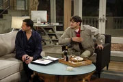 Während Walden (Ashton Kutcher, r.) alias Sam Wilson zu Kate gezogen ist, genießt Alan (Jon Cryer, l.) sein Leben auf "Alancrest" in vollen Zügen ...