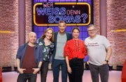 Moderator Kai Pflaume (M.) und seine Rateteam-Kapitäne Bernhard Hoëcker (l.) und Elton (r.) begrüßen in dieser Sendung die Schauspielerin und Autorin Andrea Sawatzki (2.v.l.) und die Schauspielerin Jessica Schwarz (2.v.r.).