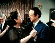 Nach Jahren wagen Stanley Perkins (William Schallert, r.) und Rose (Darsteller unbekannt), die große Liebe seines Lebens, ein Tänzchen ...