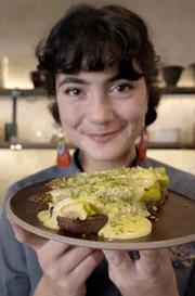 Für die herzhafte Spargelstulle hat Köchin Lucie grünen Spargel, Speck und Schalotten angebraten.