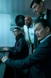 V. li. n. re.: Takeshi (Kazuki Teramoto), Barro (Veysel Gelin), Pepsi (Stipe Erceg) und Yakuza-Chef Yamashito (Yusuke Yamasaki) sehen, was die Polizei draußen macht.