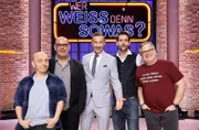 Moderator Kai Pflaume (M.) und seine Rateteam-Kapitäne Bernhard Hoëcker (l.) und Elton (r.) begrüßen in dieser Sendung den Kabarettist, Komiker, Musiker, Schauspieler, TV-Moderator und Buchautor Johannes „Hannes“ Ringlstetter (2.v.l.) und den Kabarettist Claus von Wagner (2.v.r.).