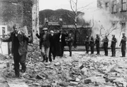 Die Aufständischen im Warschauer Ghetto halten ihren verzweifelten Kampf 20 Tage lang durch. Karl Weiss kommt nach Auschwitz und stirbt dort an den Folgen der Folter. Josef und Berta Weiss werden in den Gaskammern umgebracht. Helena stirbt bei einer Aktion der Partisanengruppe, Rudi wird in das Lager Sobibor gebracht und kann nach einem Aufstand fliehen. Foto: Moses Weiss (Sam Wanamaker, l) und die anderen der Widerstandsgruppe im Warschauer Ghetto werden von den Deutschen Soldaten gefangen genommen.