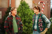 Walden (Ashton Kutcher) alias Sam Wilson nimmt einen Job bei Nick (Joel Murray) als Weihnachtsbaumverkäufer an.