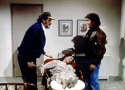 Mark (Victor French, l.) will Jonathan (Michael Landon, r.) nicht glauben, dass Birdy (Didi Conn) wegen des Geistes von Roger Bolt in Ohnmacht gefallen ist.