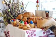 Osterarrangement in Bäckerei Peterlin in Ferlach (Südkärnten) mit Reindling, Osterbrot und Osterlamm.