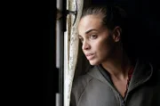 Sarya (Souheila Yacoub) wartet auf den richtigen Moment, um ihren gefährlichen Plan umzusetzen.