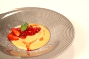 Zabaione mit marinierten Erdbeeren.