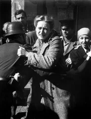 Inga Helms-Weiss (Meryl Streep) muss hilflos mitansehen, wie ihr Mann abgeholt und in ein Konzentrationslager gebracht wird.