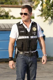 Bei einer Schießerei wurde ein farbiger Officer durch die Kugel eines Cops getötet. Nick (George Eads) versucht sich am Tatort ein Bild von den Geschehnissen zu machen. +++ Bei einer Schießerei wurde ein farbiger Officer durch die Kugel eines Cops getötet. Nick (George Eads) versucht sich am Tatort ein Bild von den Geschehnissen zu machen. +++
