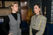 ACHTUNG SPERRFRIST! Die Veröffentlichung dieses Motives ist für alle ONLINE-MEDIEN (außer Programm-Presse) erst ab dem 15.04.2025 frei. Matilda (Anna-Katharina Fecher, r.) bietet Zoe (Lara Dandelion Seibert) die Stirn. +++ Die Verwendung des sendungsbezogenen Materials ist nur mit dem Hinweis und Verlinkung auf RTL+ gestattet.