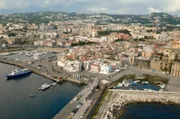 Die Hafenstadt Pozzuoli gibt der Bucht ihren Namen.