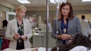 Pilar (Jamila Velazquez, liegend) behauptet volljährig zu sein - doch daran hegen Detective Amanda Rollins (Kelli Giddish, l.) und Detective Olivia Benson (Mariska Hargitay) große Zweifel. Alles weist darauf hin, dass sie die Sexsklavin eines Zuhälters ist.