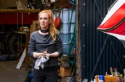 Sandra Külpe (Eva V. Müller) sieht die Ermittler kommen.
