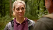 Britta (Jelena Mitschke, l.) ist amüsiert, weil Heiner (René Dumont) sich überfürsorglich um sie bemüht.