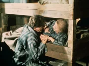 Josef (Fritz Weaver) und Berta Weiss (Rosemary Harris) im Konzentrationslager Ausschwitz.