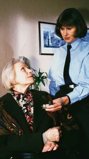 Jutta (Claudia Loerding, re.), die in einigen Tagen Ulrich heiraten will, bekommt von ihrer Mutter Elisabeth (Hannelore Minkus) deren alten Verlobungsring geschenkt.