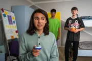Leon (Dean- Ryan Kuhlig, vorne) verabredet sich mit Simon (Marlon Heinrich, rechts) und Sami (Joël Massy Kohandel, links) zum Basketballspielen.
