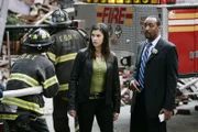Bei der Explosion eines Hauses wird ein achtjähriges Mädchen getötet. Green (Jesse L. Martin, re.) und Cassady (Milena Govich, Mi.) beginnen am Tatort mit ihren Ermittlungen.