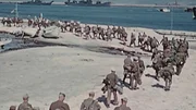 Soldaten des deutschen Afrika Korps marschieren in US-Gefangenschaft.