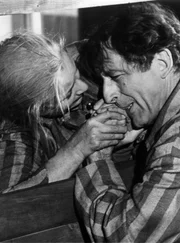 Berta (Rosemary Harris, l) und Josef Weiss (Fritz Weaver) sind nach Auschwitz deportiert worden.
