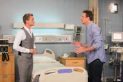 Da Marshall (Jason Segel, r.) in großen Schwierigkeiten steckt, bittet er seine Freunde Ted, Barney (Neil Patrick Harris, l.) und Robin um Hilfe. Doch werden sie ihm helfen können?