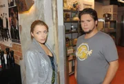 Emily (Anne Menden) und Max (Thomas Drechsel) versuchen das Malheur im Mauerwerk zu beseitigen.