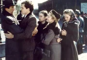 Dr. Josef Weiss (Fritz Weaver, l) wird nach Polen deportiert. Er muß sich von seiner Familie verabschieden: Rudi Weiss (Joseph Bottoms), Anna Weiss (Blanche Baker), Berta Weiss (Rosemary Harris) und Inga Helms-Weiss (Meryl Streep), v.l.n.r.