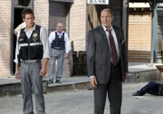 Greg (Eric Szmanda, l.), Captain Brass (Paul Guilfoyle) und Conrad Ecklie (Marc Vann, r.) sind sehr besorgt um Morgan Brody, die in die Fänge des Mörders geraten ist.