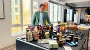 Moderator Jo Hiller mit Produkten aus dem Film – Die Tricks mit unseren Lebensmitteln.