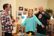 Uschi und Hubert übertreffen sich gegenseitig mit albernen Outfits. Von links: Gregor (Holger Matthias Wilhelm), Uschi (Silke Popp) und Hubert (Bernhard Ulrich).