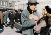 Berlin 1938: Der deutsche Staatsbürger Dr. Weiss (Fritz Weaver, 2.v.r.) wird nach Polen deportiert. Noch erkennen er und seine Frau (Rosemary Harris, r) den Befehl der Nazis nicht in seiner ganzen Tragweite.