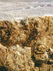 Detailaufnahmen vom Zerschneiden des noch mit Eis bedeckten Marmors.