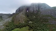 258 Meter hoch und in der Mitte ein riesiges Loch: Der Torghatten, der geheimnisvolle Berg.