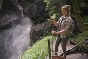Mit dem Postauto durch die Schweiz Im Steilanstieg auf die Griesalp Rahel Wittwer ist am sagenumwobenen Hexenkessel auf Kräutersuche.
