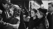 Dr. Josef Weiss (Fritz Weaver, l) verabschiedet sich von seiner Schwiegertochter (Meryl Streep, 2.v.l.), seiner Frau Berta (Rosemary Harris, 2.v.r.), seiner Tochter Anna (Blanche Baker) und seinem Sohn Rudi (Joseph Bottoms, r), bevor er nach Polen deportiert wird.
