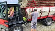 Bevor das Gewitter loslegt: Ilona Krauter und Samuel Senn bringen das Heu ins Trockene.